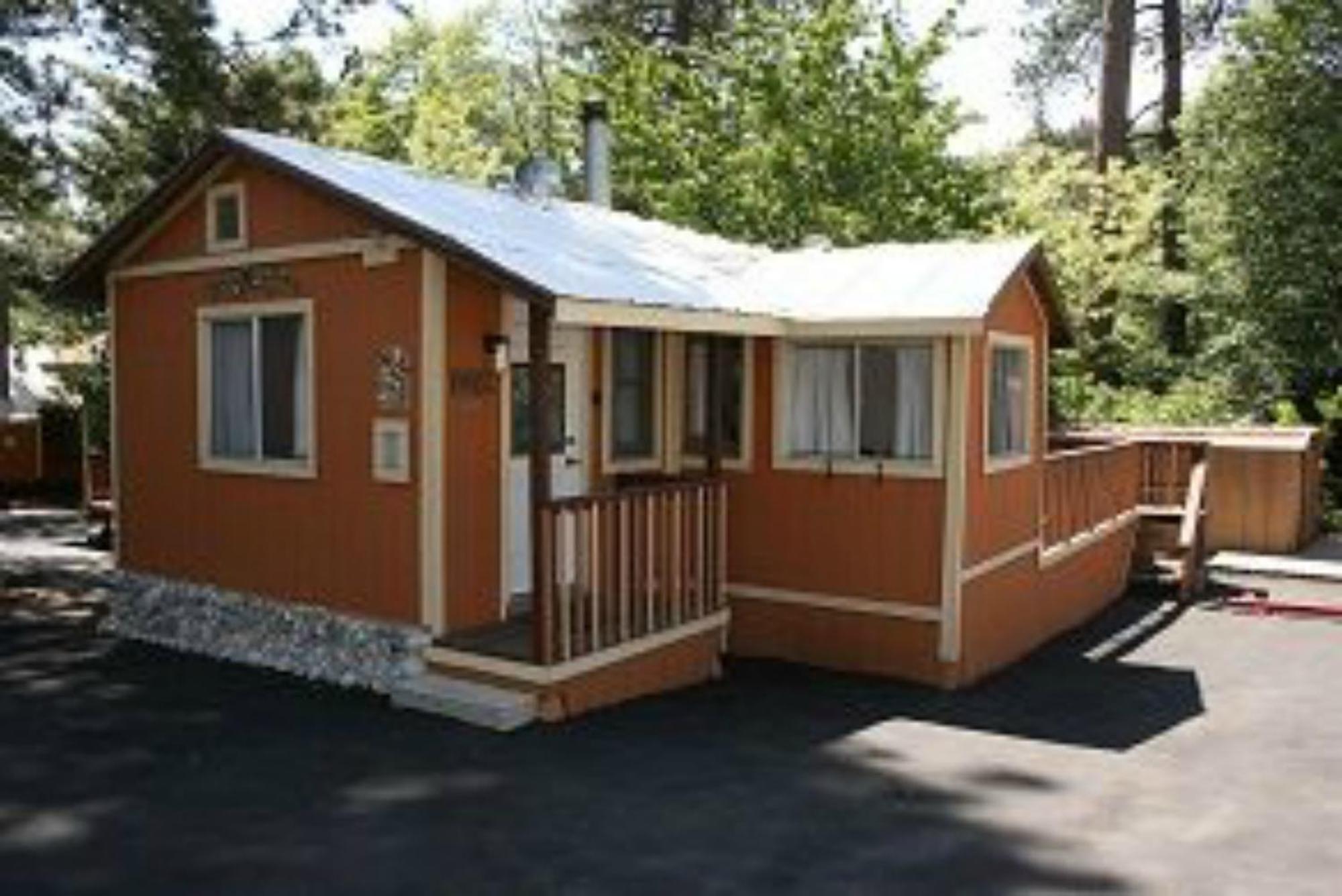 Sleepy Hollow Cabins And Hotel Crestline Екстериор снимка