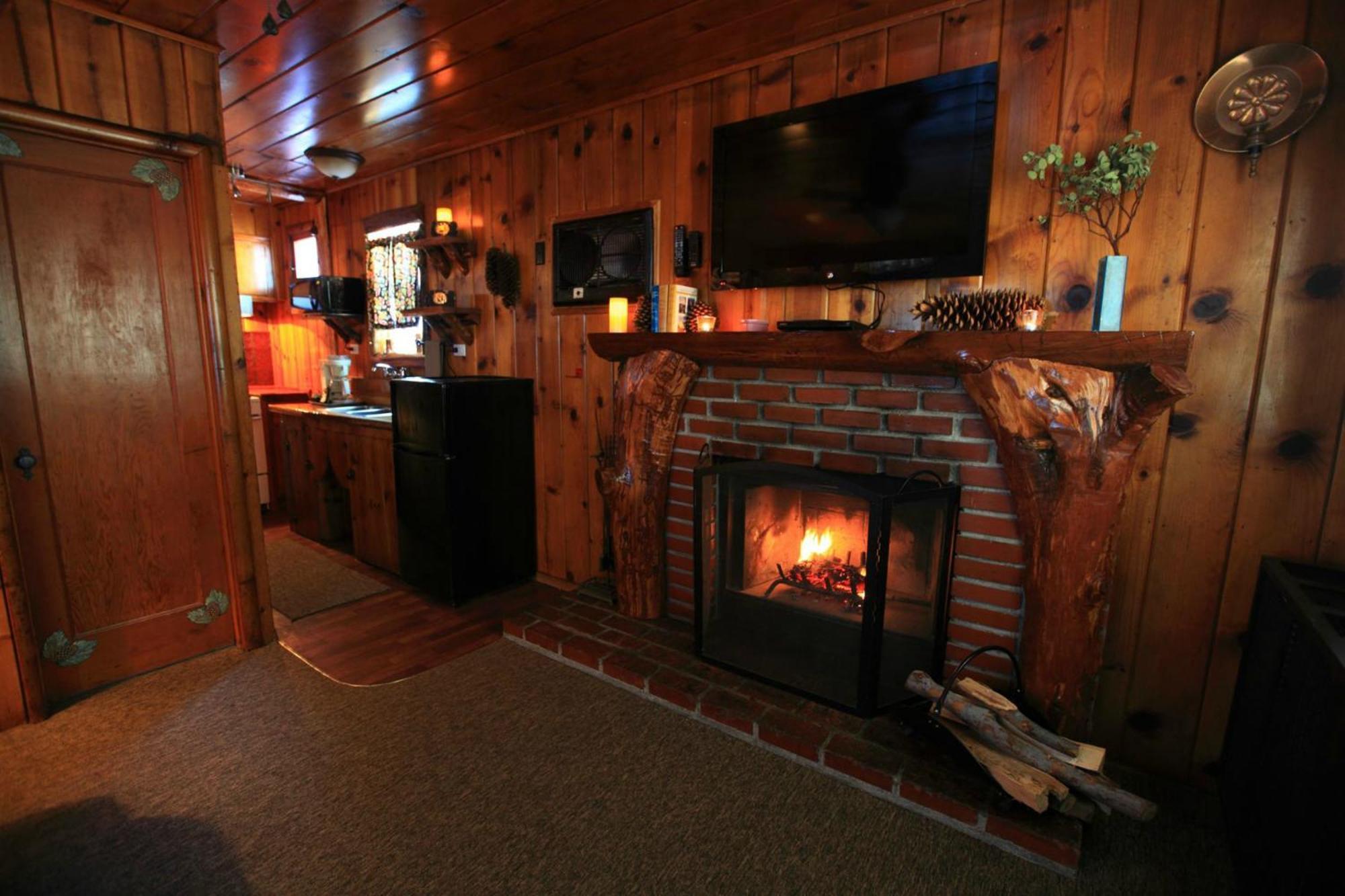 Sleepy Hollow Cabins And Hotel Crestline Екстериор снимка