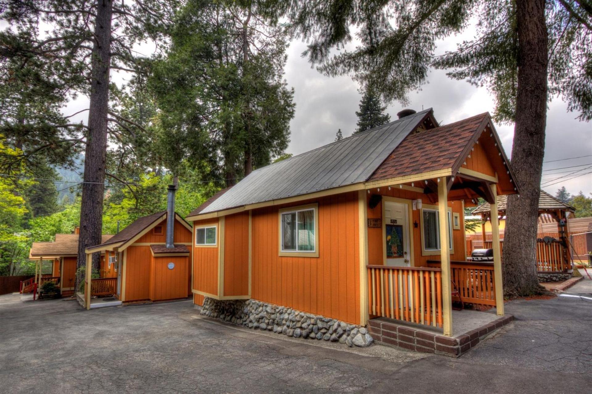 Sleepy Hollow Cabins And Hotel Crestline Екстериор снимка