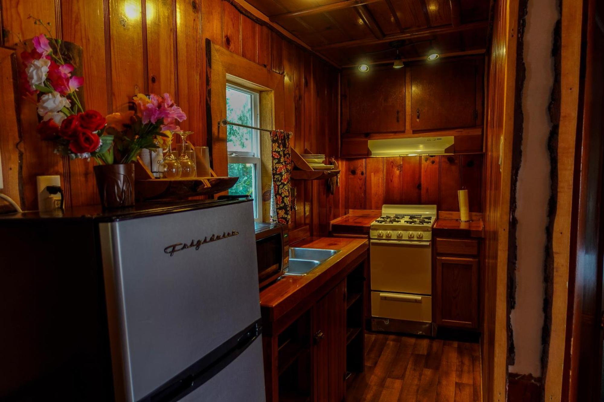 Sleepy Hollow Cabins And Hotel Crestline Екстериор снимка