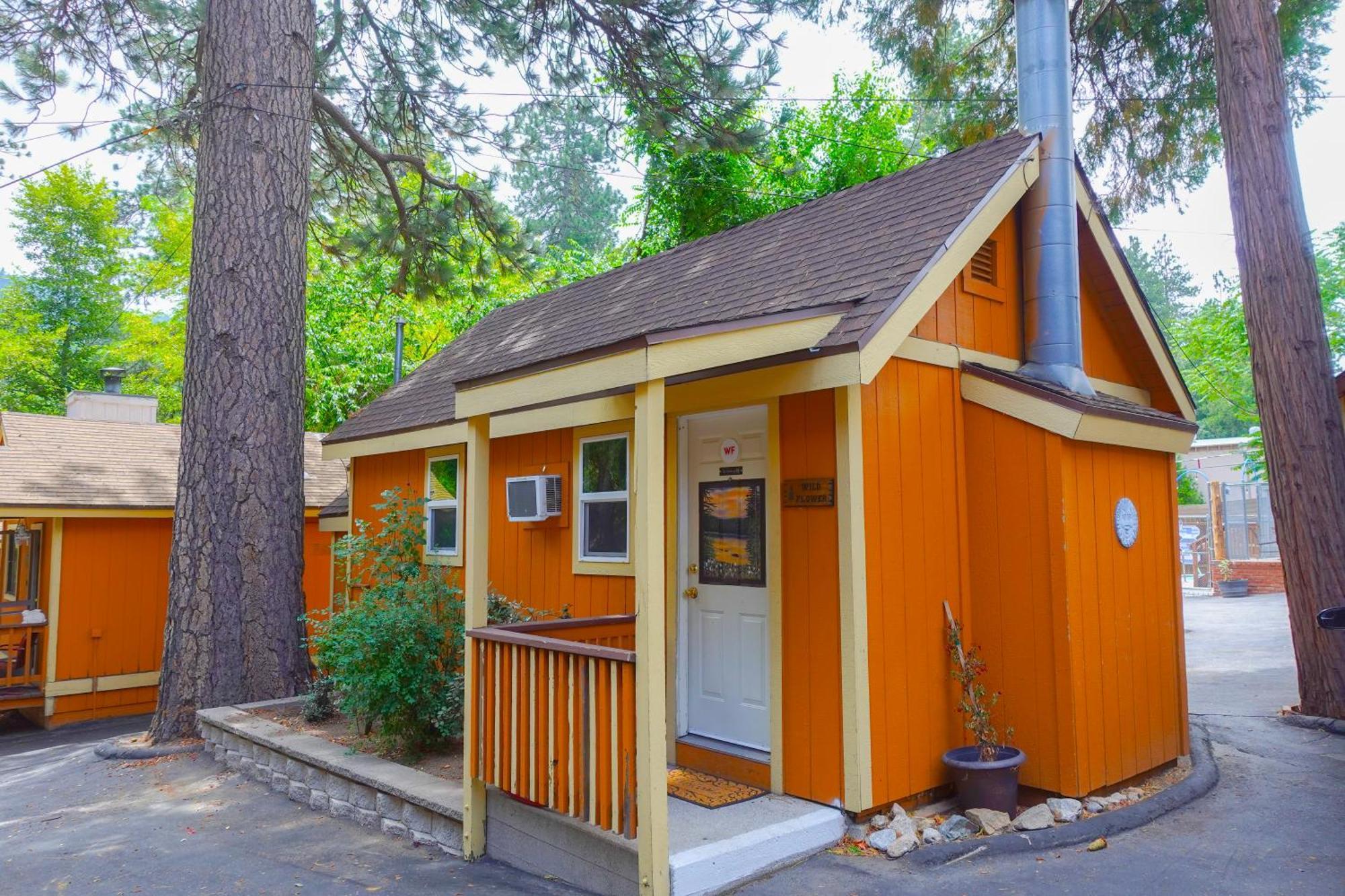 Sleepy Hollow Cabins And Hotel Crestline Екстериор снимка