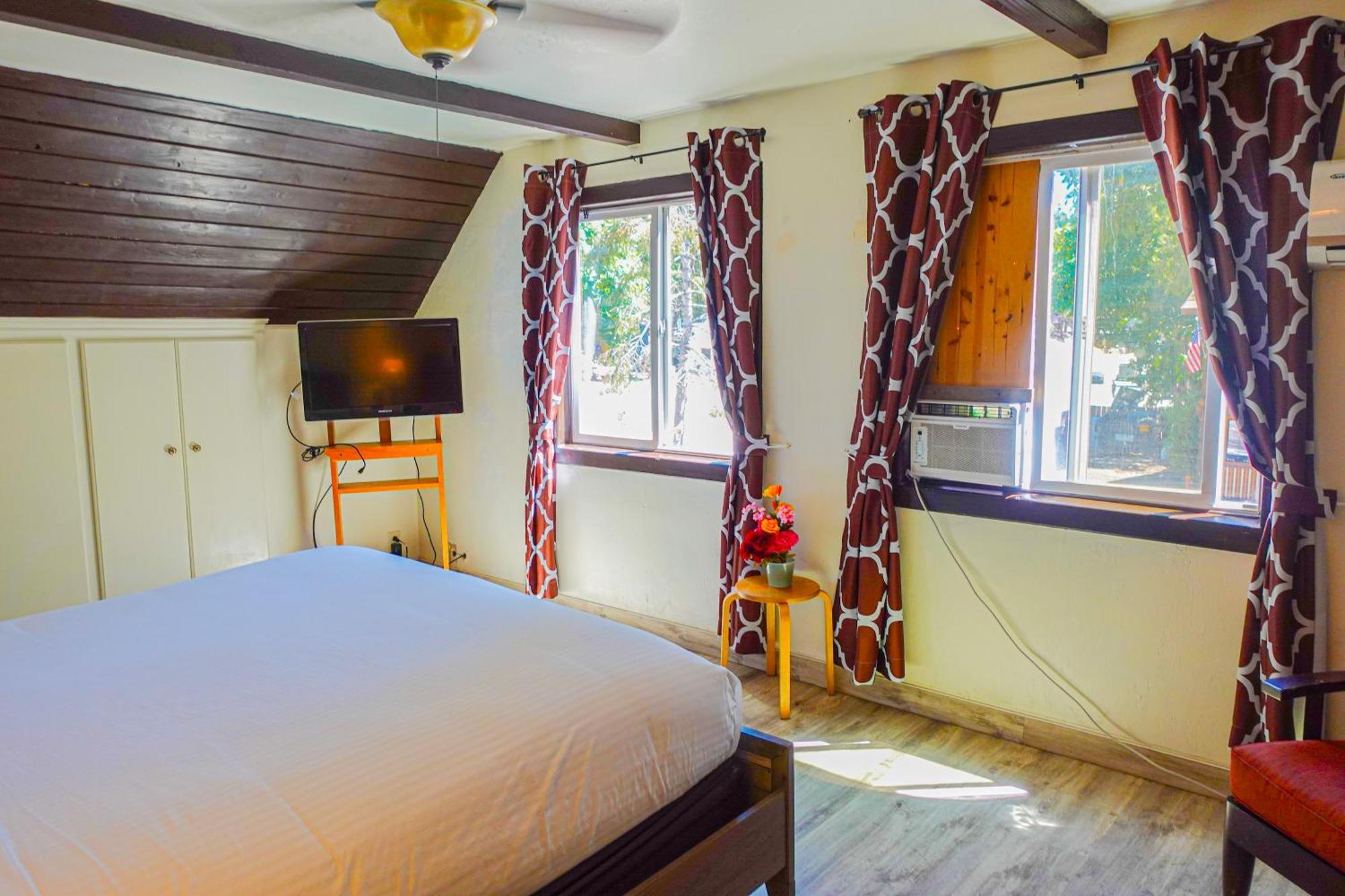 Sleepy Hollow Cabins And Hotel Crestline Екстериор снимка