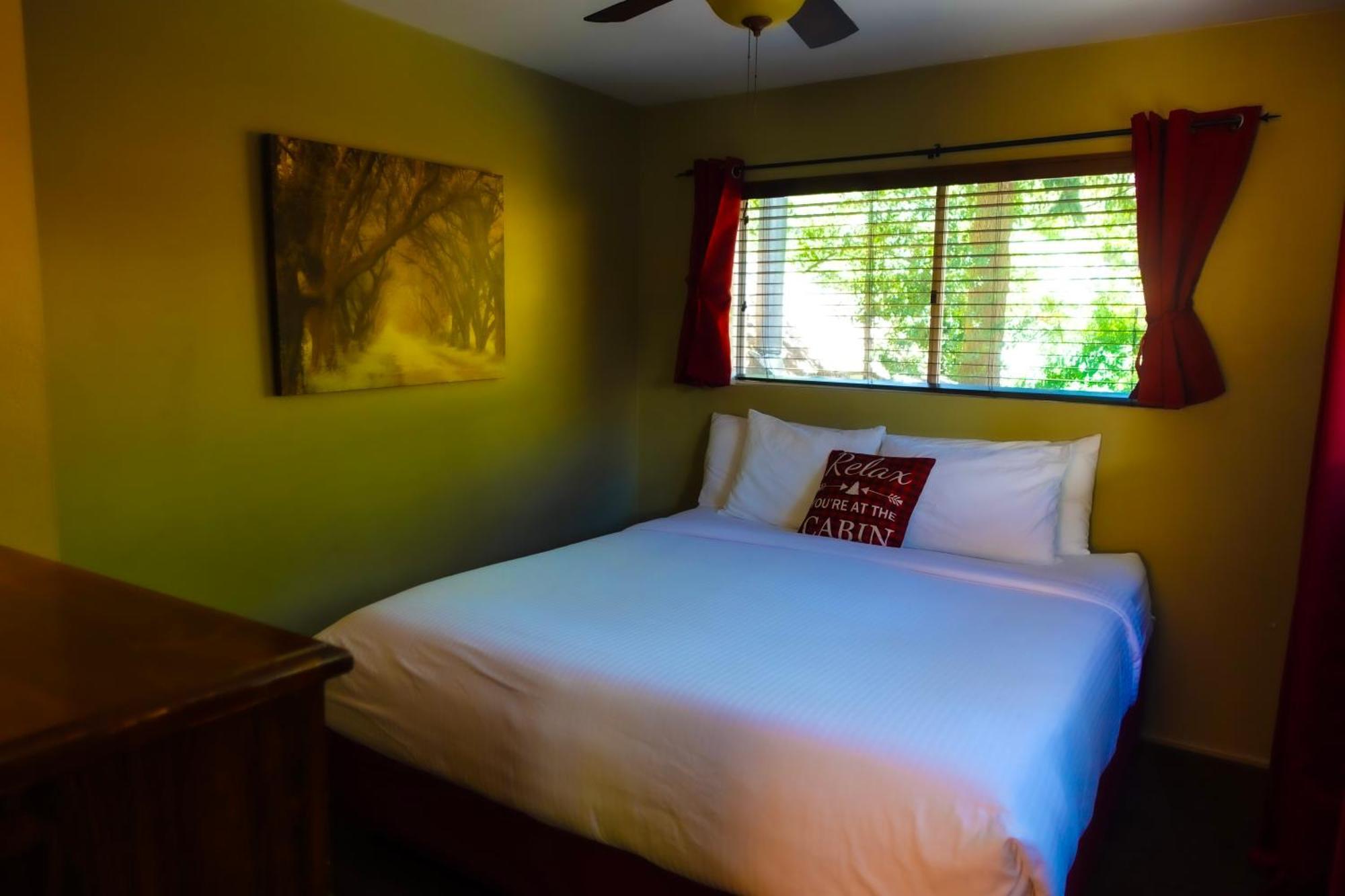 Sleepy Hollow Cabins And Hotel Crestline Екстериор снимка