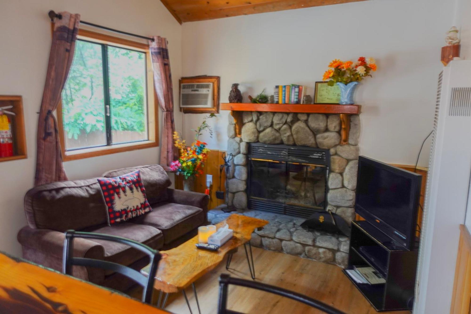 Sleepy Hollow Cabins And Hotel Crestline Екстериор снимка