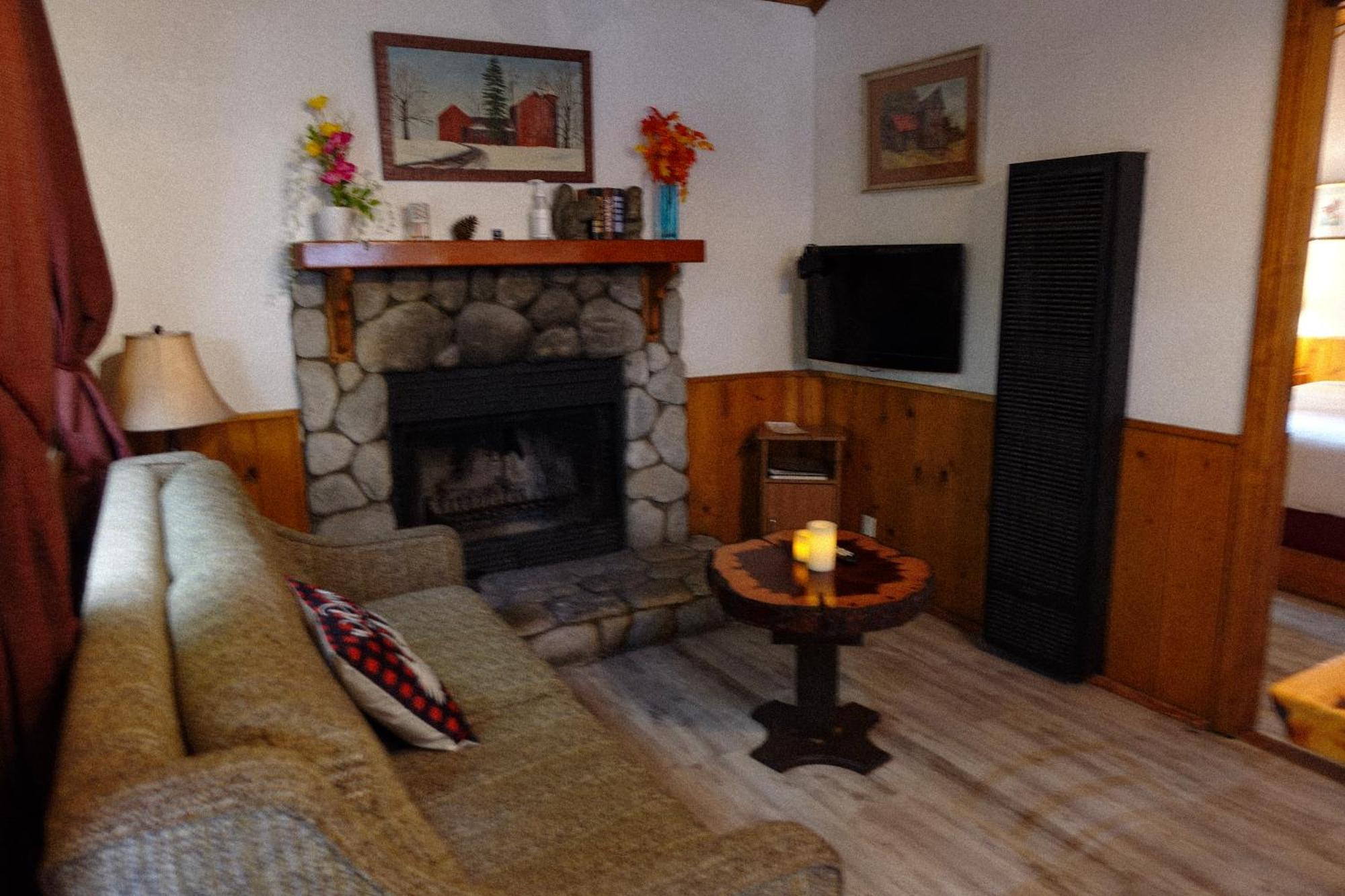 Sleepy Hollow Cabins And Hotel Crestline Екстериор снимка