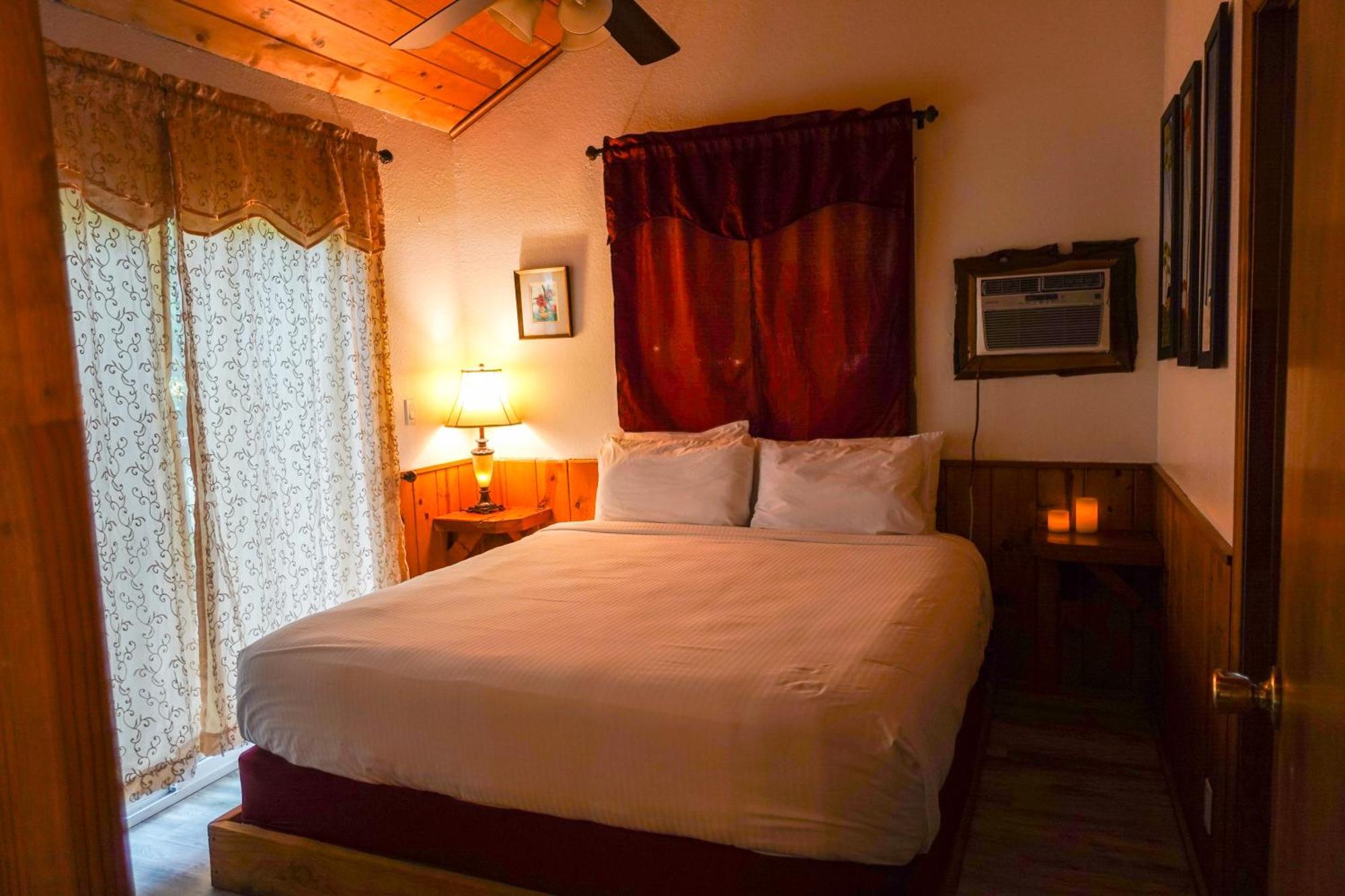 Sleepy Hollow Cabins And Hotel Crestline Екстериор снимка