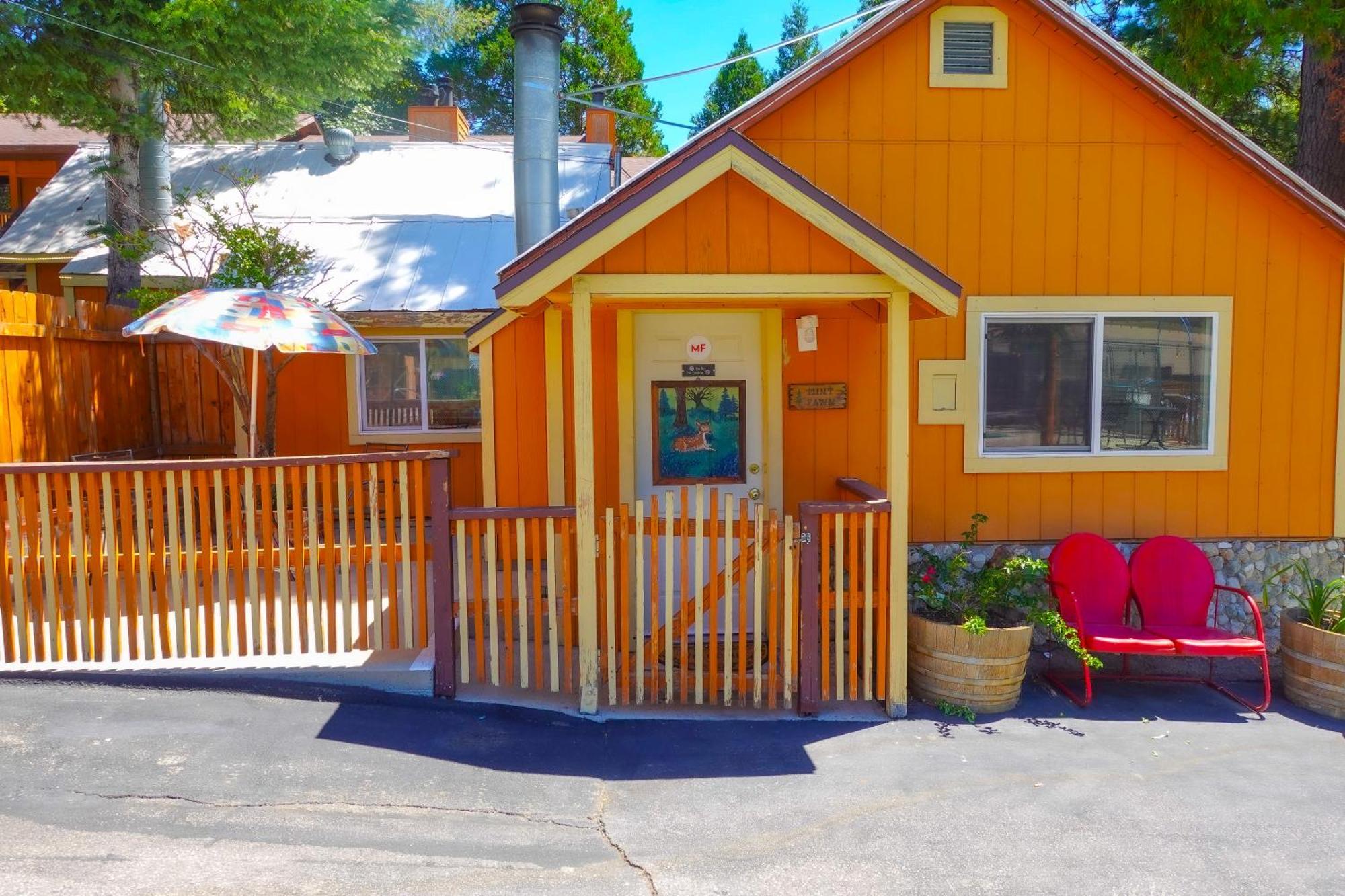 Sleepy Hollow Cabins And Hotel Crestline Екстериор снимка