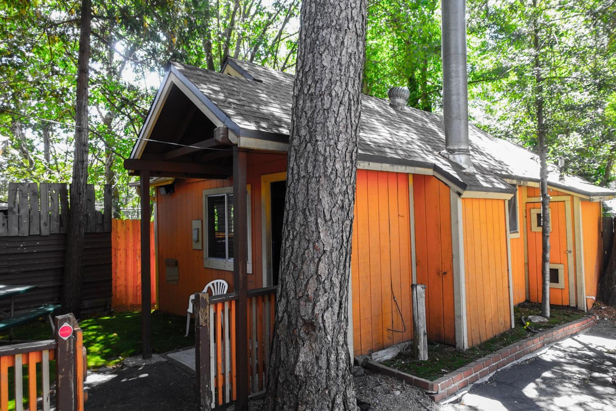 Sleepy Hollow Cabins And Hotel Crestline Екстериор снимка