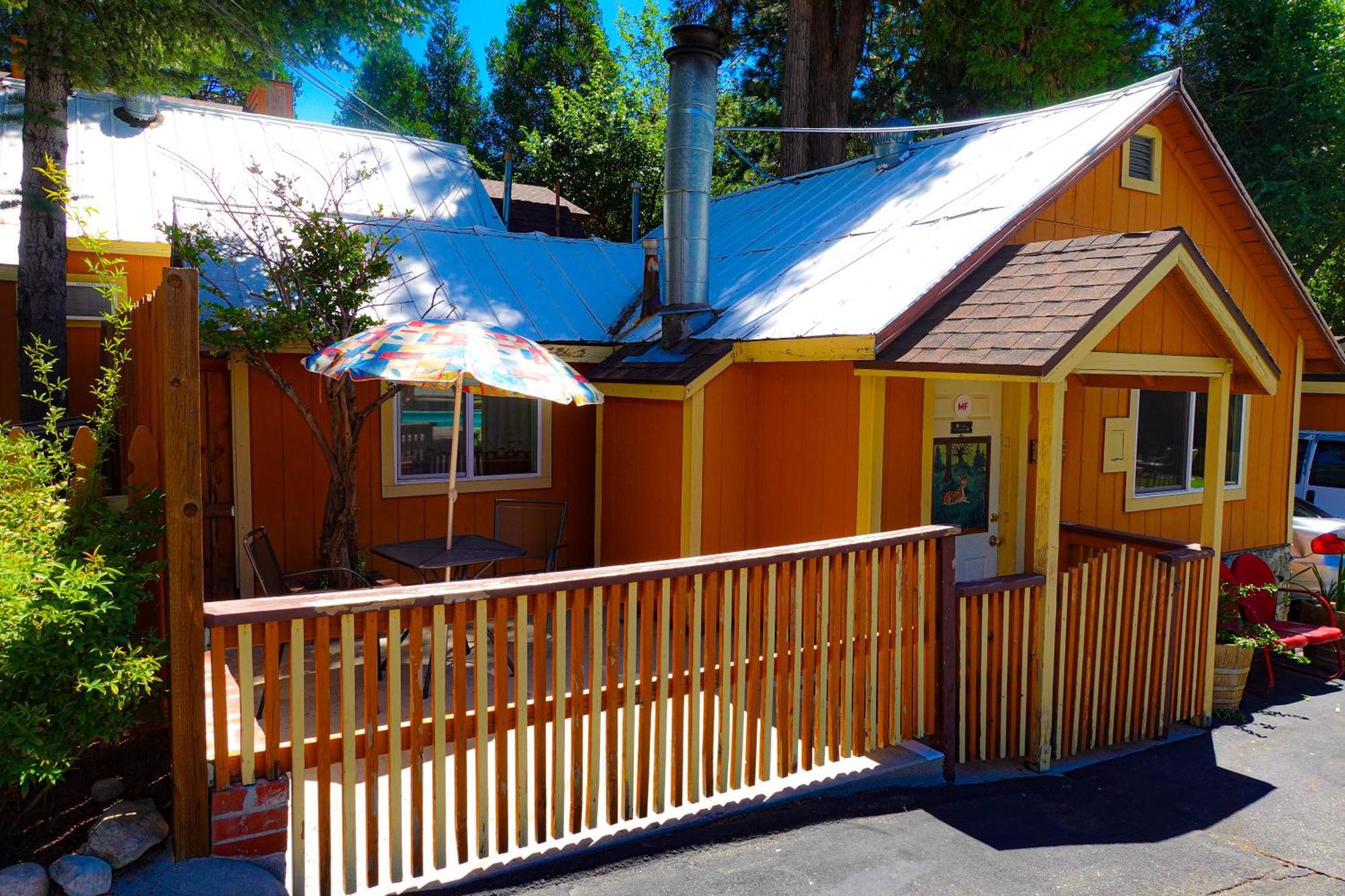 Sleepy Hollow Cabins And Hotel Crestline Екстериор снимка