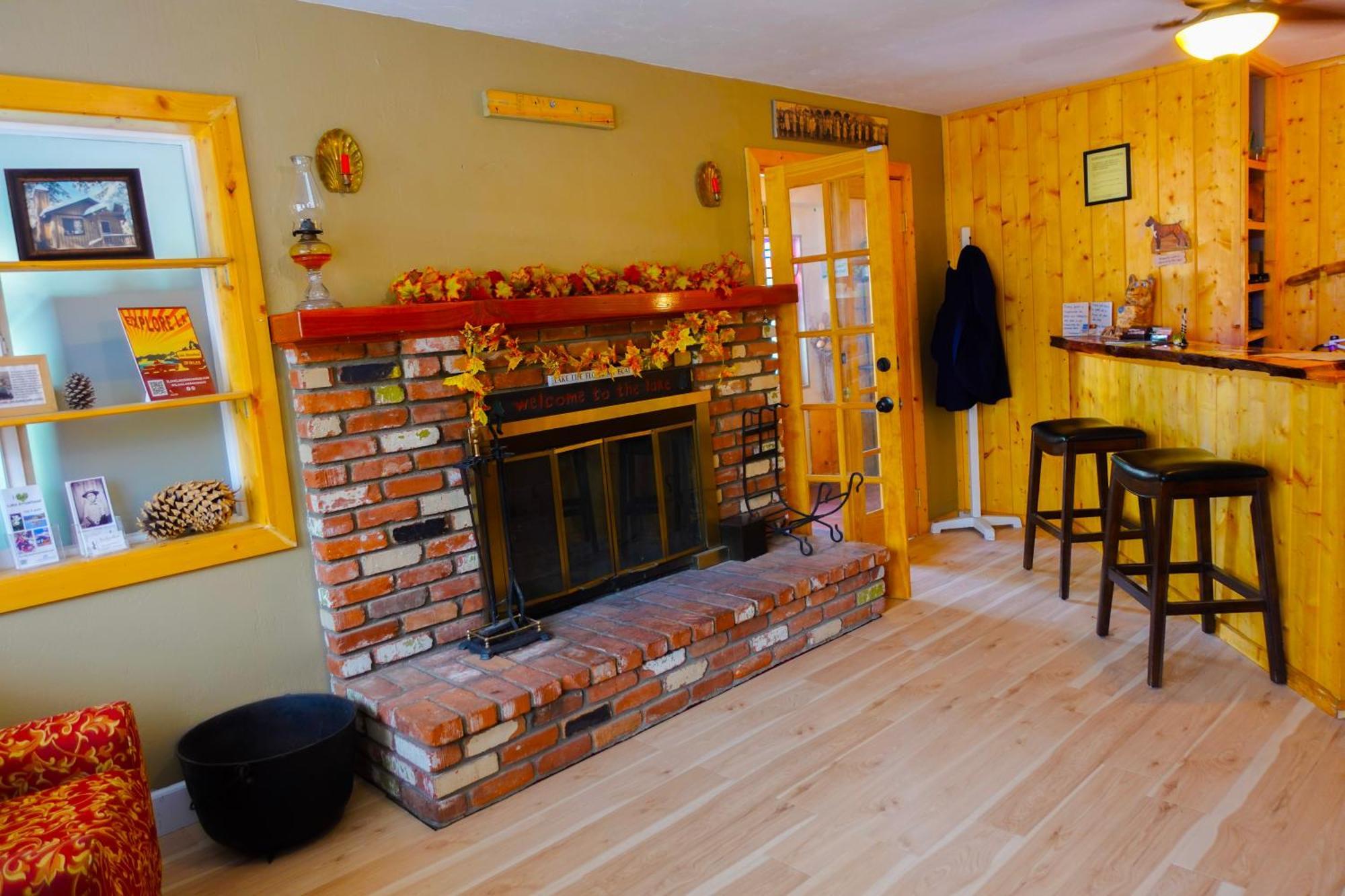 Sleepy Hollow Cabins And Hotel Crestline Екстериор снимка