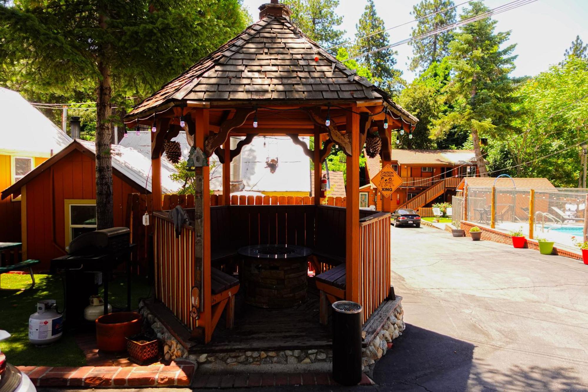 Sleepy Hollow Cabins And Hotel Crestline Екстериор снимка