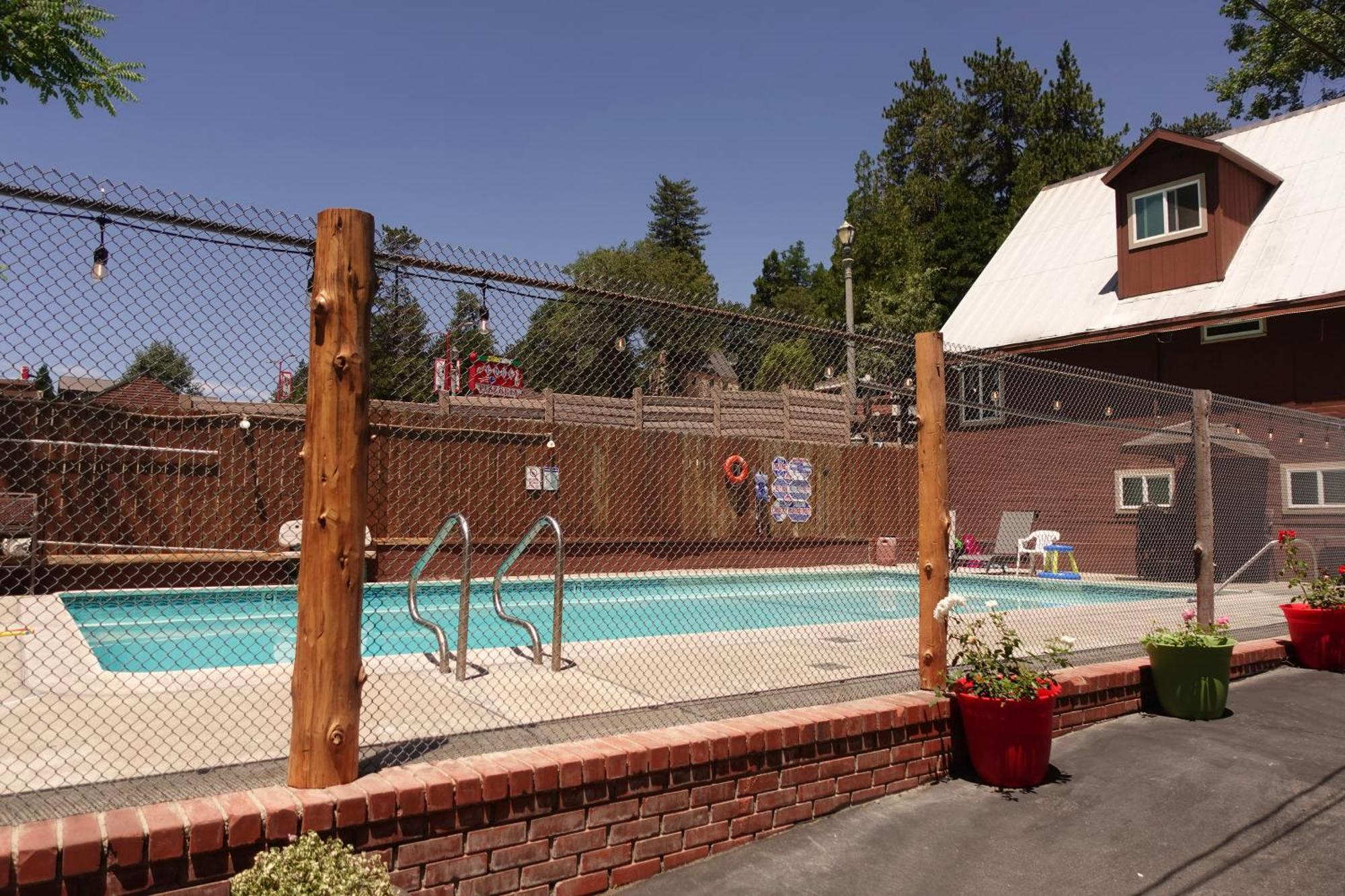 Sleepy Hollow Cabins And Hotel Crestline Екстериор снимка